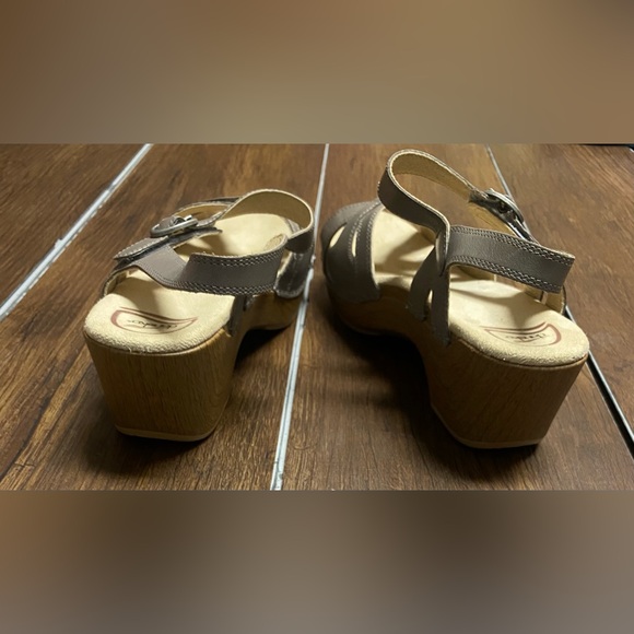 Dansko Women's Brown Leather Slingback Heel Sandals - Picture 3 of 7